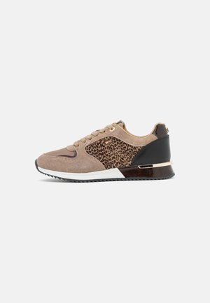 Beige suède sneakers met een panterprintpaneel, zwarte accenten en goudkleurige hardware. Ontworpen met een witte zool en textuurdetails.