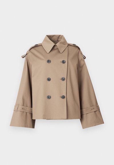 Beige cropped trenchcoat met dubbele knoopsluiting, grote zwarte knopen, brede mouwen en schouderepauletten. Gemaakt van glad katoen.