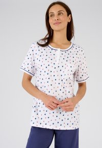 Top de algodón de manga corta con patrones de corazones en rosa, azul y navy, cuello redondo con tapeta de botones y un bolsillo en el pecho.