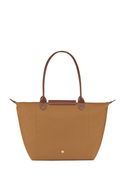 Braune Stofftasche mit braunen Ledergriffen. Verfügt über eine große Außentasche und goldene Hardware-Details in der Mitte unten.