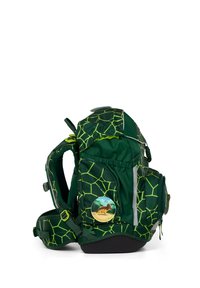 Sac à dos vert avec un motif de texture géométrique en vert clair. Comprend un badge rond avec une image d'animal et plusieurs compartiments.