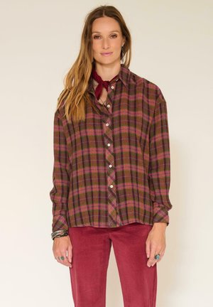 Chemise à manches longues à carreaux dans des teintes de marron foncé et de rose, avec un devant boutonné, un tissu doux et une silhouette décontractée.