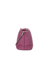 Rund geformte lila Lederhandtasche mit strukturiertem Finish, ausgestattet mit einer Kettenriemen und goldfarbenen Beschlägen. Mit einem Reißverschluss oben für einen sicheren Verschluss.