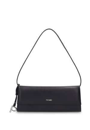 Schwarze rechteckige Lederschultertasche mit schmalem Riemen, Klappverschluss sowie kleinem silbernem Logo und Anhänger an der Seite.