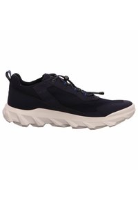 Scarpe da ginnastica blu navy con tomaia in rete, pannelli testurizzati, sistema di allacciatura e una suola bianca e spessa con scanalature profonde per una migliore aderenza.