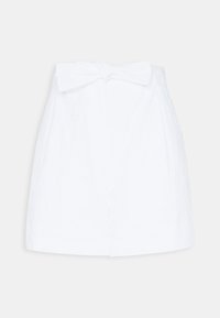 Hvide shorts med en sløjfe detalje ved taljen, med broderede blomster mønstre og en glat tekstur. Klippet over knæet.