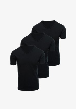 Trzy czarne, gładkie T-shirty z krótkim rękawem i dekoltem w serek ułożone w przesunięty pionowy stos na białym tle.