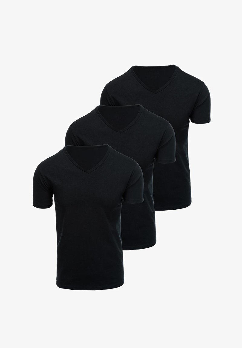 Trois t-shirts noirs unis à manches courtes et col en V, disposés en pile verticale décalée sur un fond blanc.