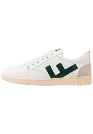 Witte sneaker met groen logo aan de zijkant, funky materiaal, ronde neus, veters en beige tussenzool. Suède accent bij de hiel.