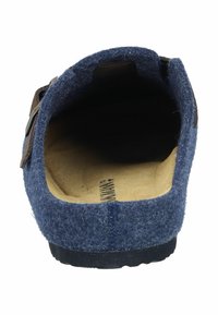 Blaue Filz-Slipper mit einem Fußbett aus braunem Wildleder und einem verstellbaren braunen Riemen mit einer metallischen Schnalle an der Seite.