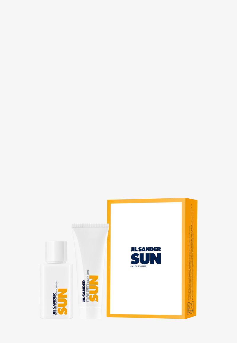 Conjunto de fragancia JIL SANDER SUN, que presenta una botella transparente y un tubo blanco. El embalaje es blanco con un acento amarillo brillante y un texto azul en negrita.