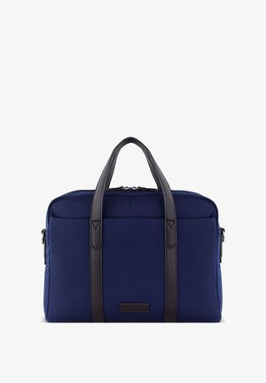 Marineblaue Canvas-Laptoptasche mit dunkelbraunen Kunstledergriffen, rechteckiger Form, Reißverschlussverschluss und einem dezenten, geprägten Logodetail.