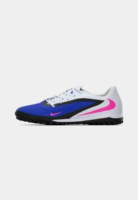 Τα ποδοσφαιρικά παπούτσια Nike διαθέτουν μπλε υφασμάτινο επάνω μέρος με υφή, μαύρες λεπτομέρειες, λευκή γλώσσα, ροζ σημάδι Nike και μαύρη ελαστική σόλα.