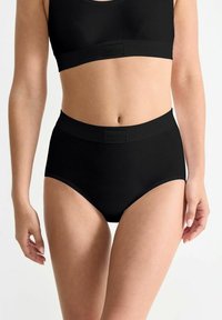 Schwarze hochtaillierte Unterwäsche und passendes schwarzes Crop-Top. Hergestellt aus glattem Stoff mit einem bequemen, breiten Bund und subtilen Logodetails.