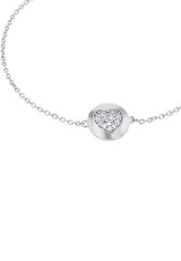 Brazalete de plata con un colgante en forma de corazón engastado con pequeñas piedras transparentes, unido a una delicada cadena.