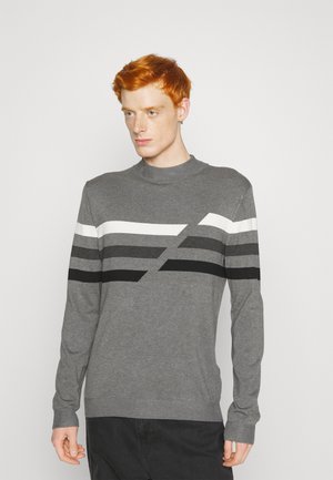 Suéter gris de manga larga con rayas horizontales en negro, blanco y gris oscuro. Diseño ajustado con un cuello redondo y puños acanalados.