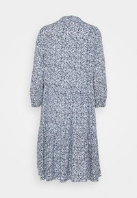 Modré květinové šaty, průhledný materiál, dlouhé rukávy, nařasený pas, vrstvená sukně, s rozptýleným vzorem květin v světle modré a bílé.