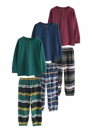 Drei langärmlige Hemden in Grün, Blau und Bordeauxrot, kombiniert mit zwei karierten Schlafanzughosen in den Farbschemata Grün, Marineblau und Schwarz.