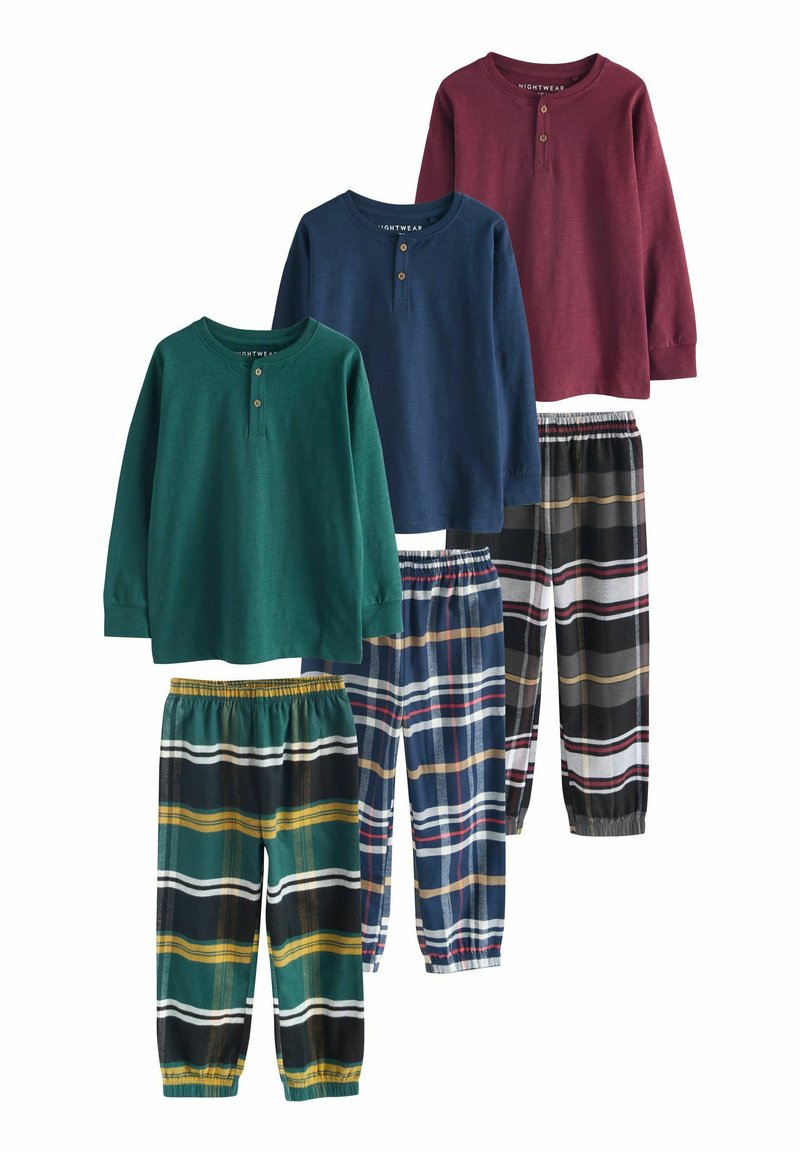 Tre langærmede skjorter i grøn, blå og maroon, parret med to plaid pyjamasbukser i farveskemaer af grøn, marineblå og sort.