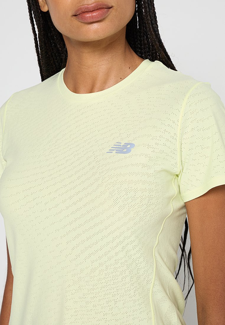Gelbe, feuchtigkeitsableitende Sport-T-Shirt mit Rundhals, kurzen Ärmeln und tonalem Netzmuster; verfügt über ein kleines blaues Logo auf der Brust.