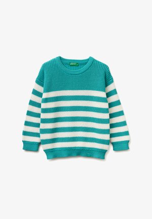Trui van gebreide stof met blauwgroene en witte strepen, lange mouwen en geribde boorden bij de manchetten, kraag en zoom, plat uitgestald op een witte achtergrond.