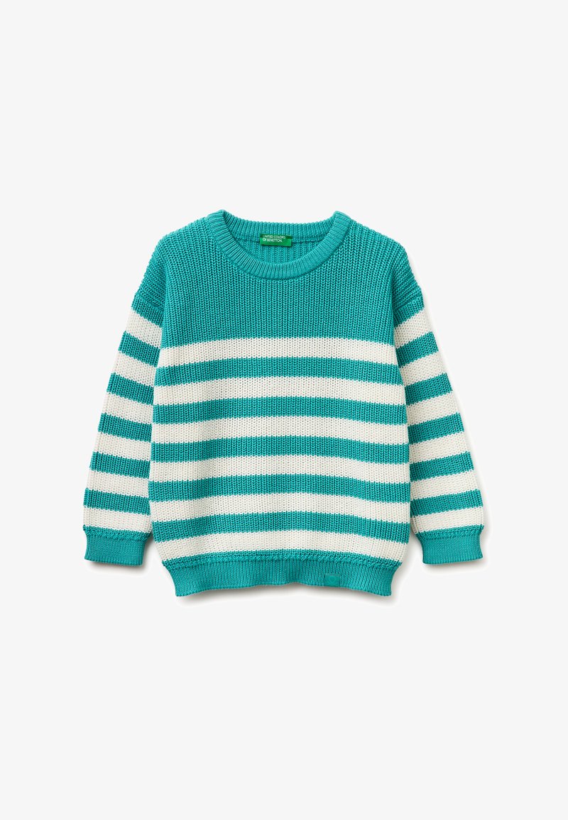 Trui van gebreide stof met blauwgroene en witte strepen, lange mouwen en geribde boorden bij de manchetten, kraag en zoom, plat uitgestald op een witte achtergrond.