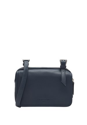 Borsa a tracolla in pelle blu navy con chiusura zip, tracolla removibile e hardware argentato. Presenta una texture liscia e un logo impresso.