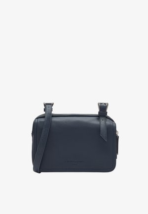 Granatowa skórzana torba na ramię z zamkiem błyskawicznym, odpinanym paskiem i srebrnymi akcesoriami. Posiada gładką teksturę i wytłoczone logo.