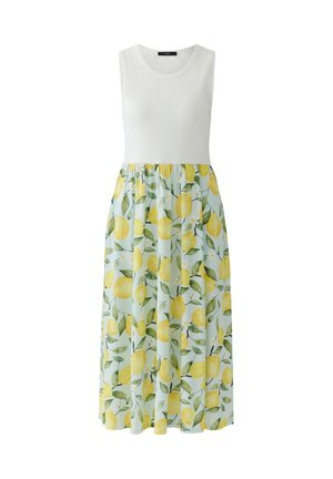 Ärmelloses weißes Oberteil mit langem Rock mit einem Muster aus Zitronen und grünen Blättern auf hellblauem Hintergrund.