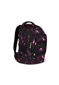 Zaino nero con motivo floreale rosa, più scomparti, spallacci imbottiti e tessuto testurizzato. Presenta il logo sul lato e dettagli in accento.