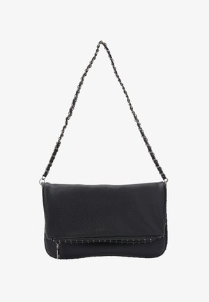Clutch de cuero negro con superficie texturizada, correa de cadena y detalle de tachuelas a lo largo de la parte inferior. Forma rectangular con un compartimento con cremallera.