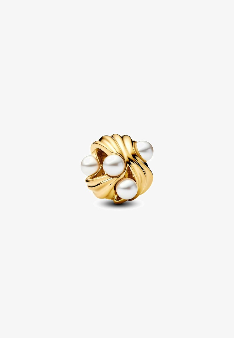 Anello d'oro con un design ondulato e quattro perle bianche incastonate in una fascia ondulata. La finitura lucida esalta la texture e la forma complessiva.