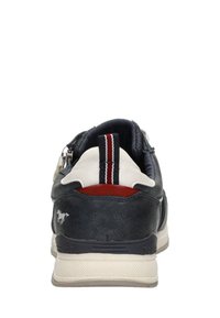 Zapatillas de cuero negro con acentos blancos, interior rojo y una pestaña de tirón a rayas en la parte posterior. Presentan un acabado texturizado y suela de goma.