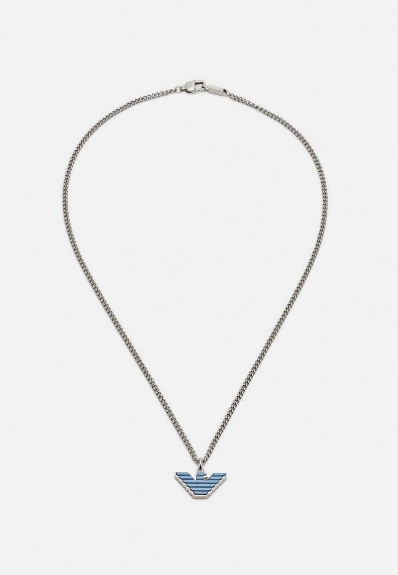 Silberne Kettenhalskette mit einem blauen Emaille-Anhänger in Form eines stilisierten Adlers mit horizontalen Streifen.
