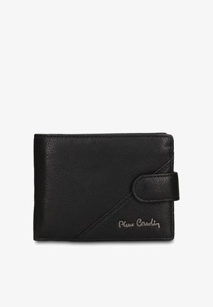 Portefeuille en cuir noir à finition texturée, présentant un design diagonal et une fermeture à pression accentuée. Comprend un logo visible en argent.