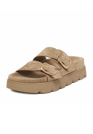 Beige Wildleder-Slidesandale mit dicker Gummisohle, doppelten Riemen mit großen goldenen Schnallen und kleinen goldenen Nieten.