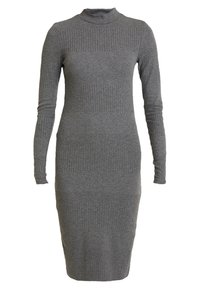Abito grigio a coste con collo alto, maniche lunghe, silhouette aderente e lunghezza al ginocchio. Il materiale sembra morbido e elasticizzato.