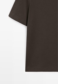 Mørkebrunt t-shirt med korte ærmer, lavet af bomuldsblanding, med et simpelt design og glat tekstur, med en lige kant i bunden.