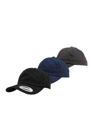 Tre berretti da baseball in cotone di colore nero, blu navy e grigio scuro, dotati di visiere curve e cupole arrotondate con dettagli cuciti.