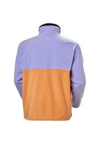Fleece jack met een paarse bovenkant en een oranje onderkant, met een staande kraag en zwarte afwerking bij de hals.