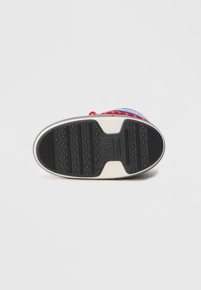 Suola di sneaker con motivo rosso e blu, in gomma con punti di trazione neri, intersuola bianca e punta arrotondata. Nessun marchio visibile sulla suola.
