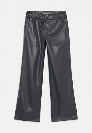 Pantalon large en similicuir noir avec passants de ceinture, poches avant et cordon de serrage à la taille sur fond uni.
