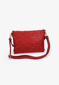 Bolso cruzado rojo, texturizado, con un patrón geométrico, cierre de cremallera y correa ajustable. Hecho de material sintético con herrajes en tono dorado.
