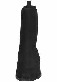 Bottine en daim noir à finition lisse, bout arrondi, et languette à l'arrière. Dotée d'une fermeture éclair latérale pour un enfilage facile. Semelle plate.