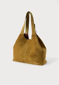 Bruine suède hobo-tas met een zachte textuur, voorzien van twee stoffen banden en een contrasterende voering aan de binnenkant, gestructureerd in een afgeronde vorm.