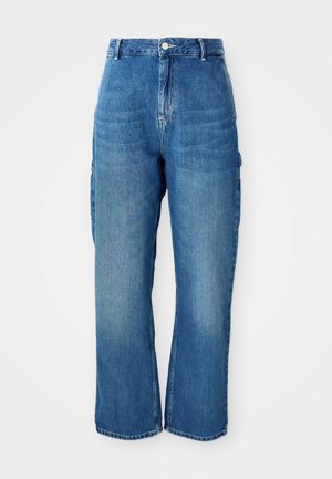 Jeans w niebieskiego denimu z wysokim stanem i prostymi nogawkami, z przodem na guziki, zamek błyskawiczny oraz bocznymi kieszeniami cargo na białym tle.