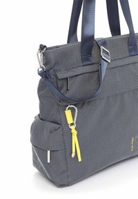 Sac cabas en tissu texturé bleu foncé avec doubles poignées, poche latérale, fermoir métallique et détail de tirette de fermeture éclair en cuir jaune.