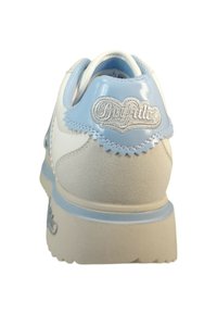 Hvit og lyseblå sneaker med en glatt patentlær hæl, brodert logo og en strukturert grå semsket skinnkropp og gummisåle.