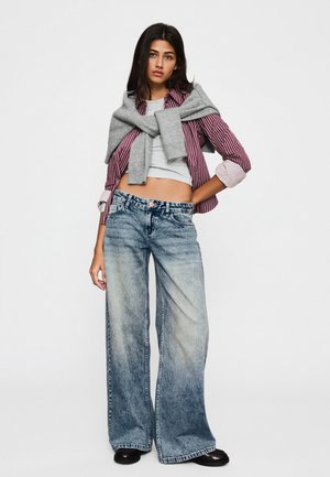 Bershka, LOW-RISE WIDE-LEG - JEANS 00067156 - Wide leg - blue denim
