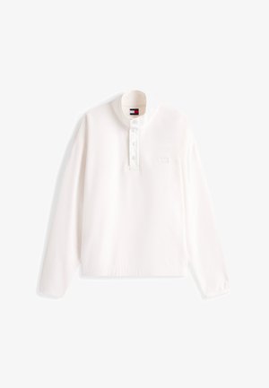 Valge pika varrukaga pullover-särk, pehme tekstuuriga, millel on krae koos nööpidega ning väike logo detail rinnal.